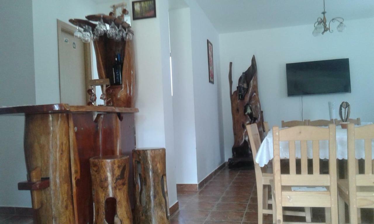 Pensiunea Casa Vanatorului Hotel Oteleni Ngoại thất bức ảnh